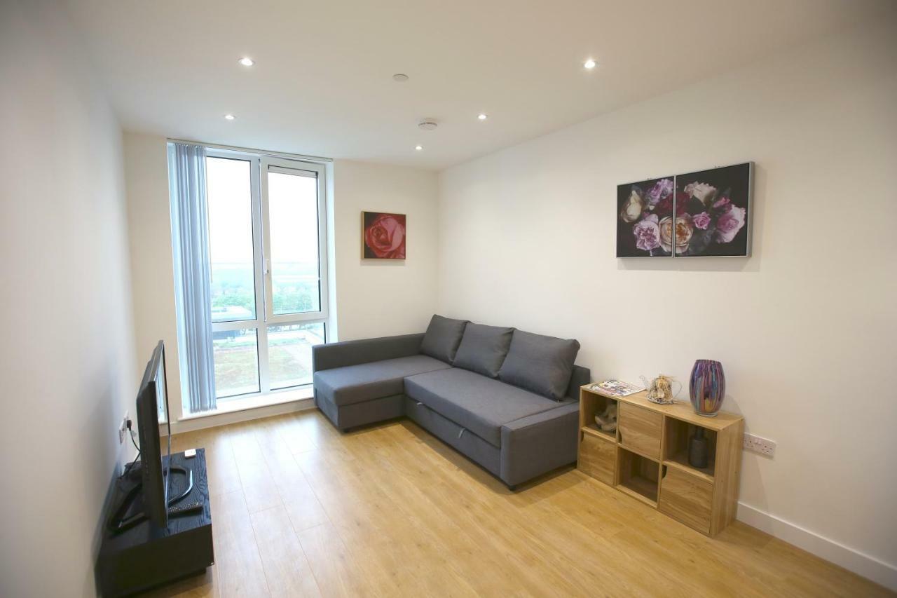 Infinity Apartments Бракнел Екстериор снимка