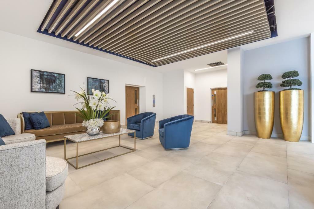 Infinity Apartments Бракнел Екстериор снимка