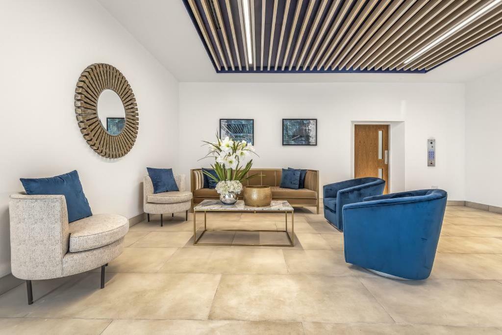 Infinity Apartments Бракнел Екстериор снимка