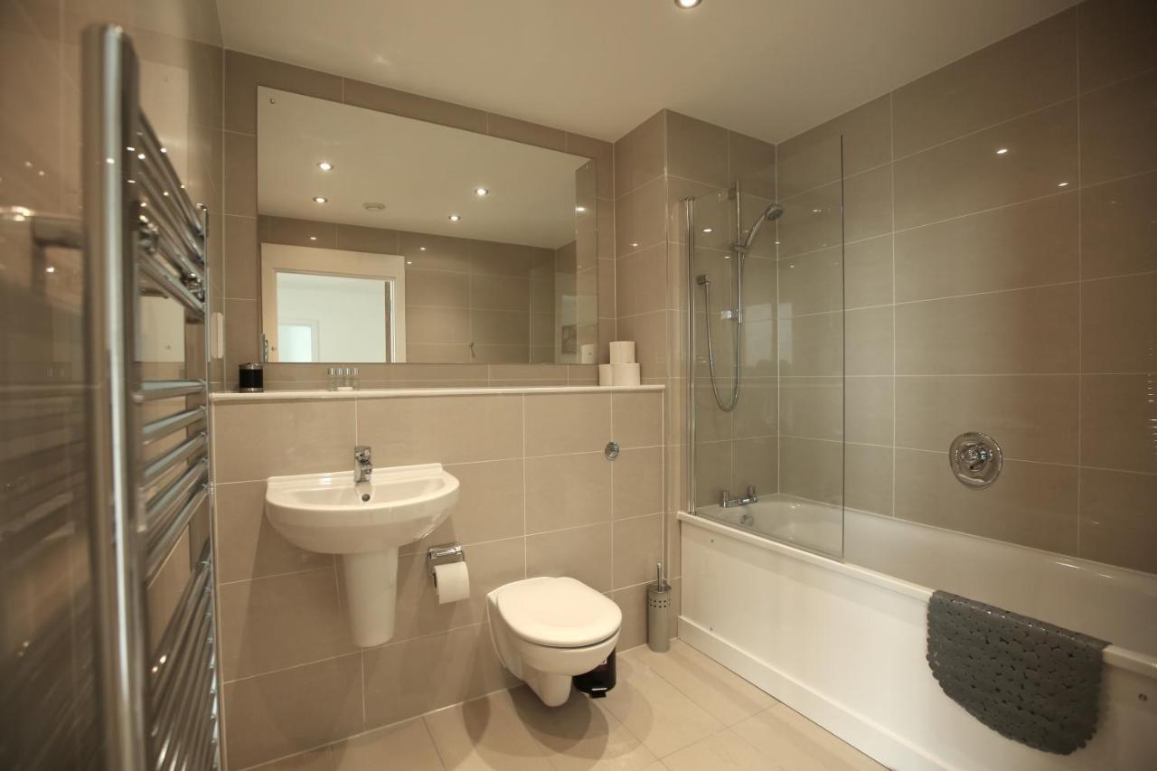 Infinity Apartments Бракнел Екстериор снимка