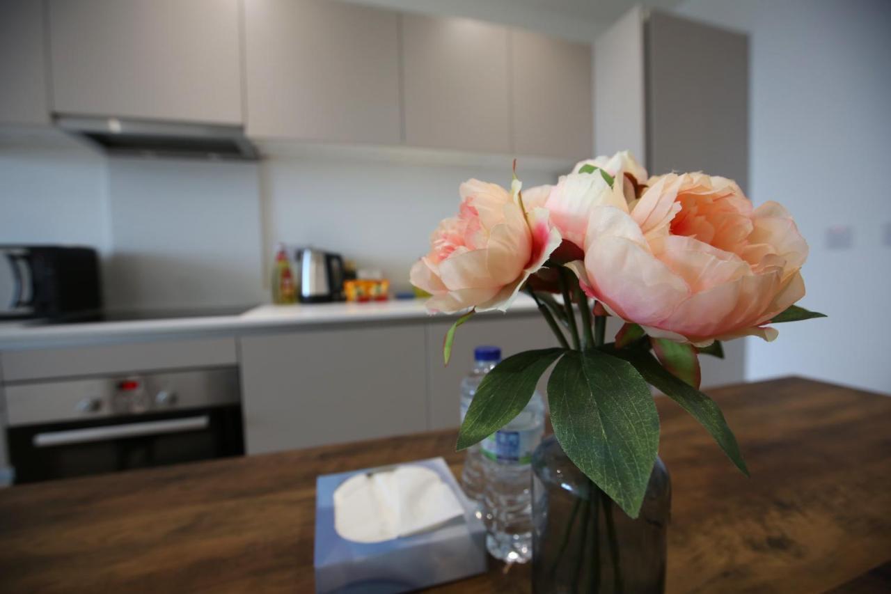 Infinity Apartments Бракнел Екстериор снимка