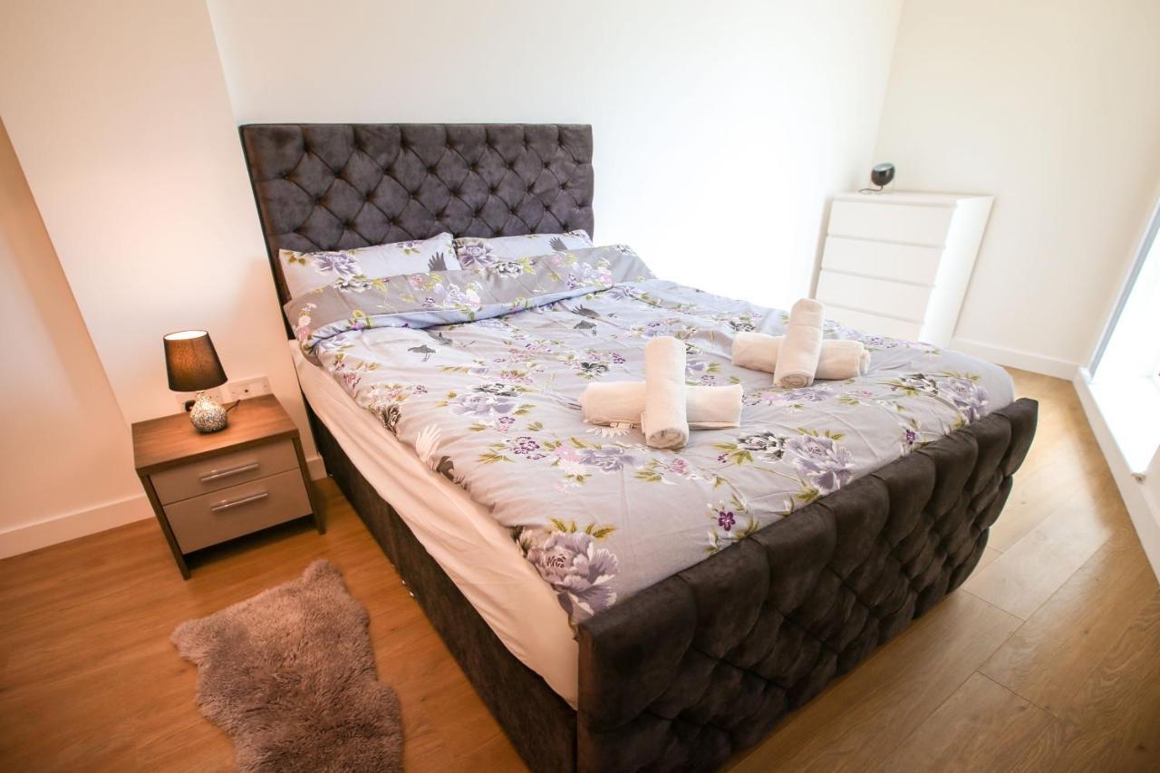 Infinity Apartments Бракнел Екстериор снимка