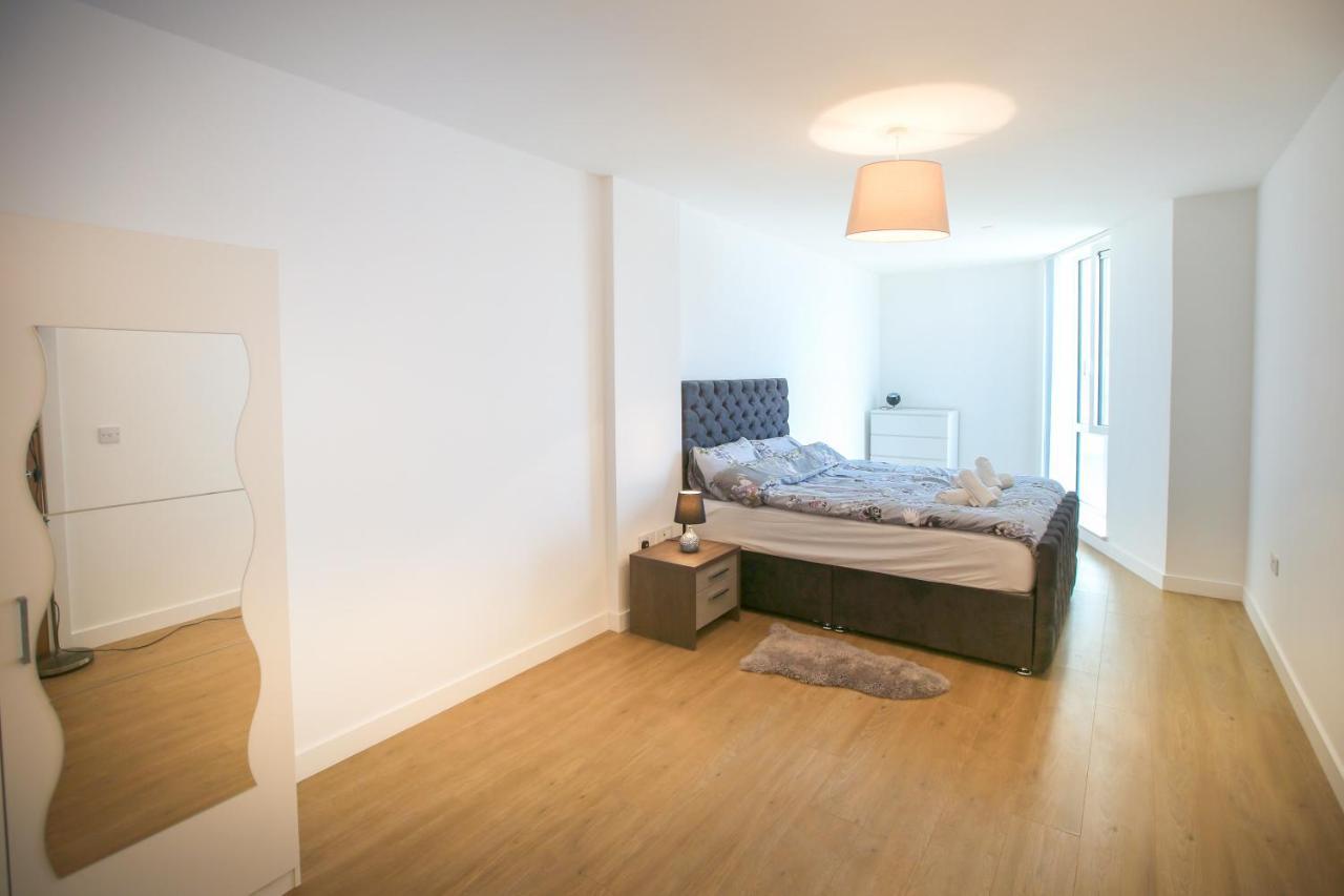 Infinity Apartments Бракнел Екстериор снимка
