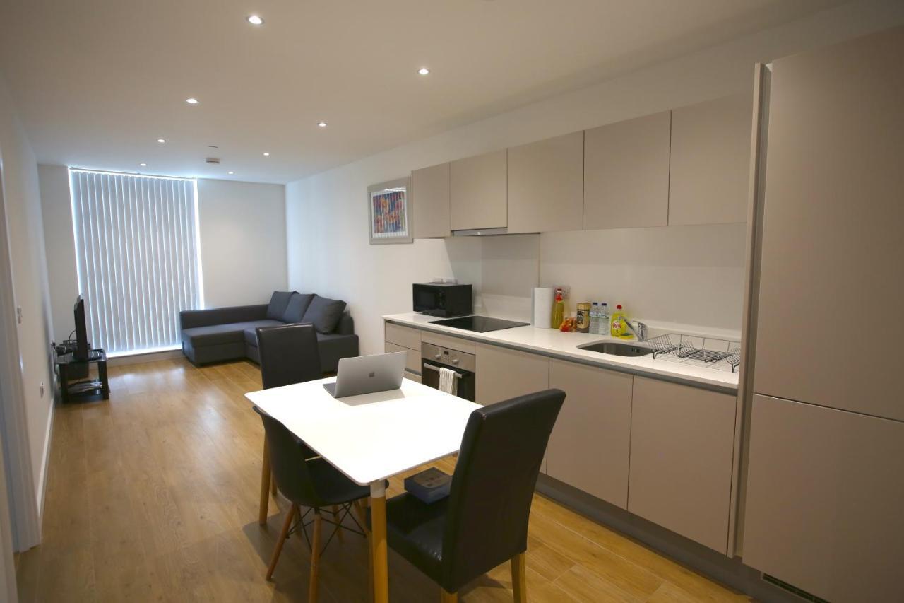 Infinity Apartments Бракнел Екстериор снимка