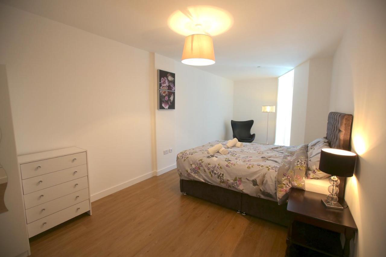 Infinity Apartments Бракнел Екстериор снимка