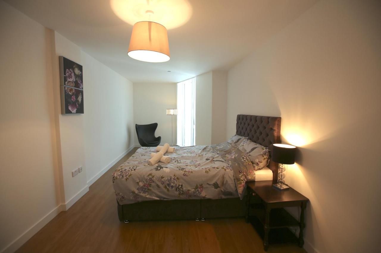 Infinity Apartments Бракнел Екстериор снимка
