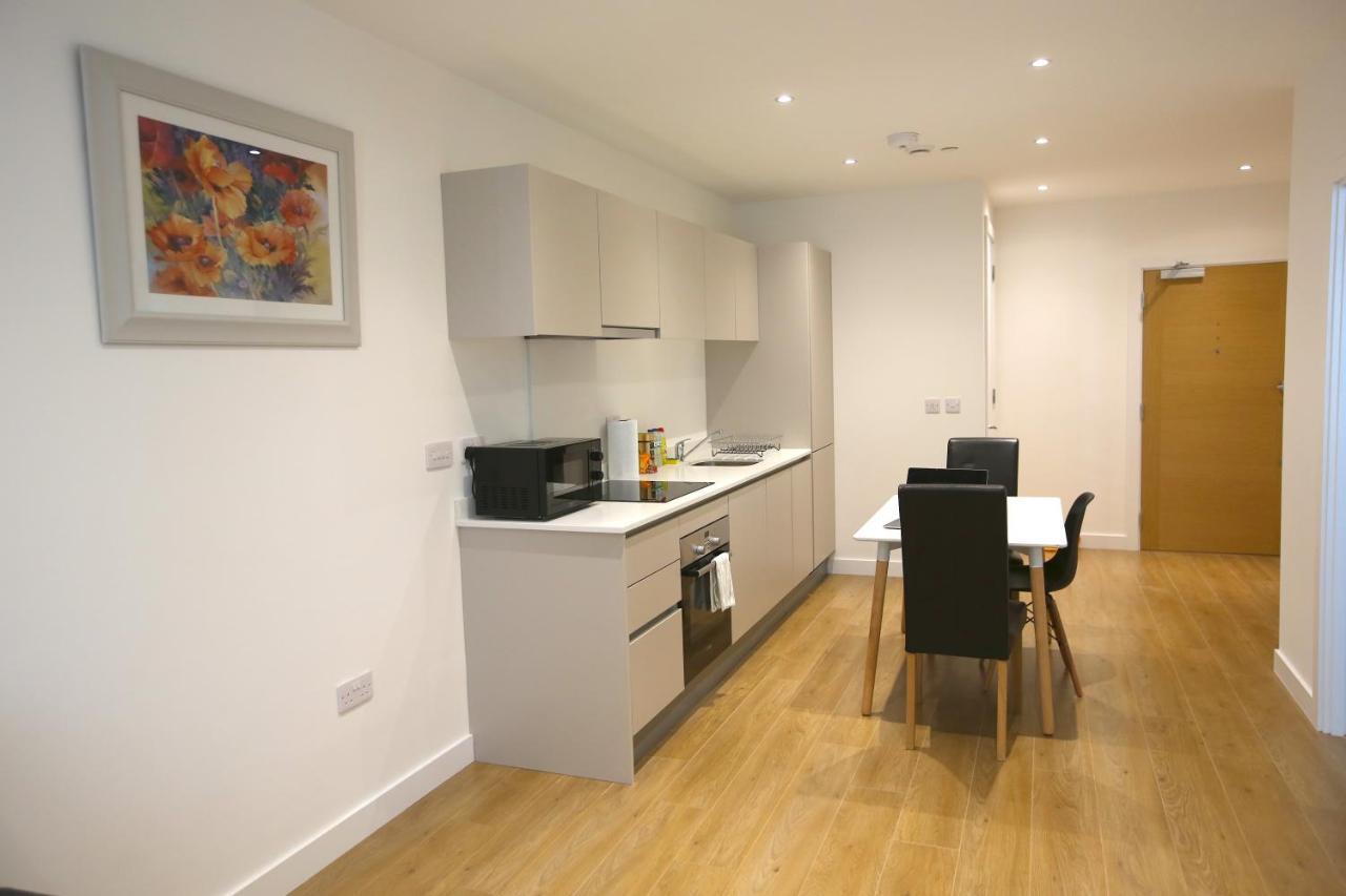 Infinity Apartments Бракнел Екстериор снимка