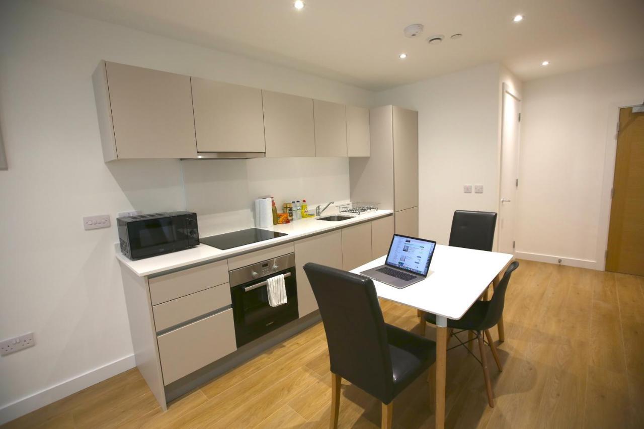 Infinity Apartments Бракнел Екстериор снимка